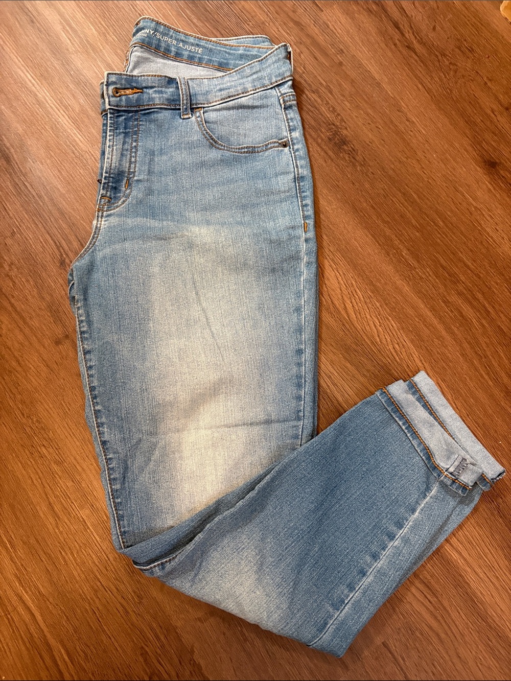 Old Navy Mid-Rise Super Skinny Light Blue Jean